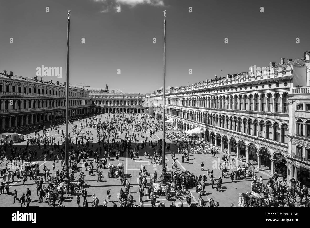 Venedig, Italien - 27. April 2019 : Panoramablick auf den berühmten Markusplatz in Venedig, Italien an einem sonnigen Tag Stockfoto