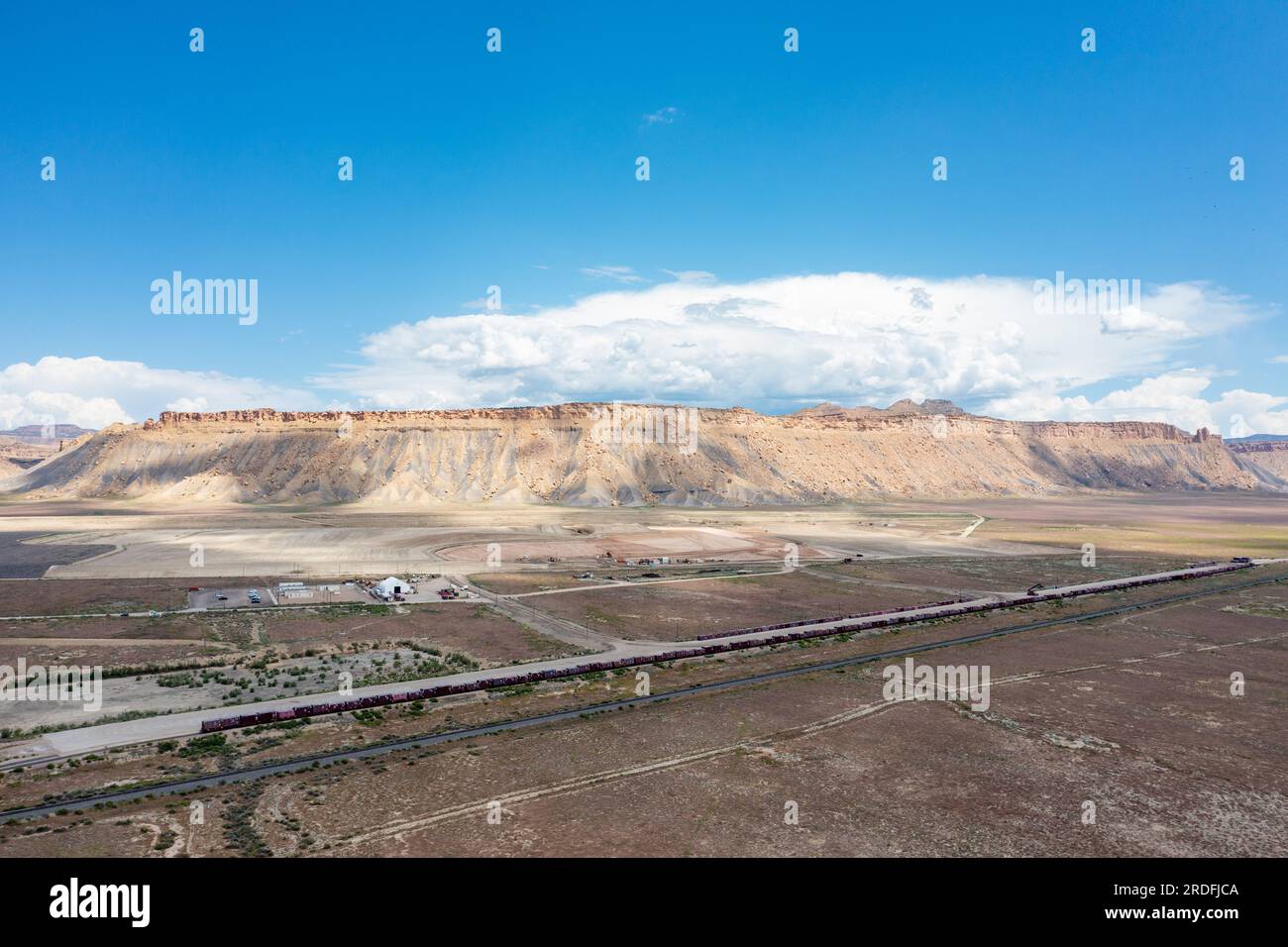 Luftaufnahme der UMTRA-Dauerablagerungsanlage für Uranbergwerke aus einer ehemaligen Fabrik in Moab bei Crescent Junction, Utah. Vorne ist der Zug Stockfoto