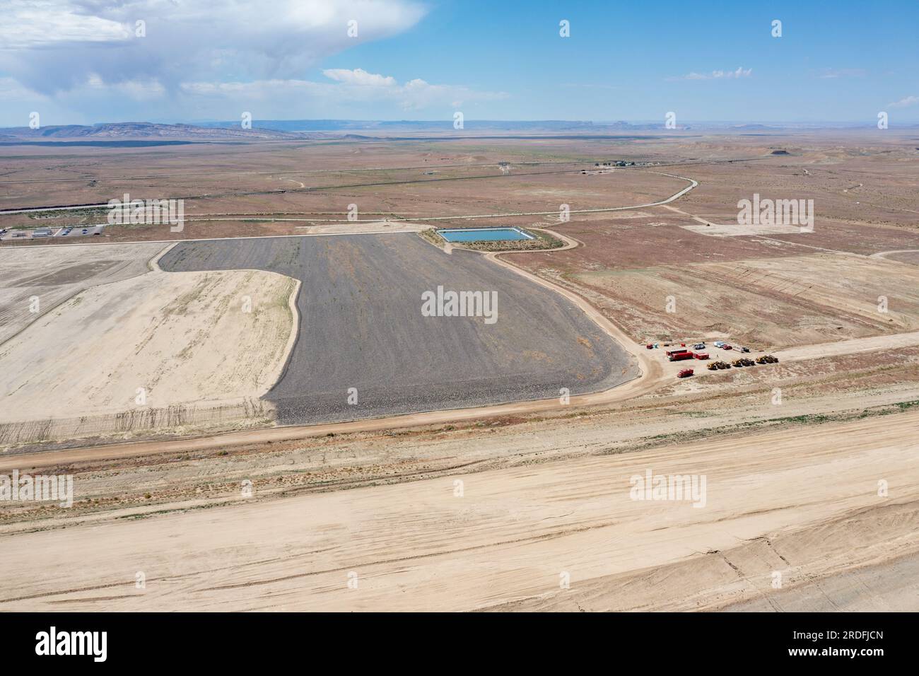 Luftaufnahme der UMTRA-Dauerablagerungsanlage für Uranbergwerke aus einer ehemaligen Fabrik in Moab bei Crescent Junction, Utah. Rechts ist der Felsen ca. Stockfoto