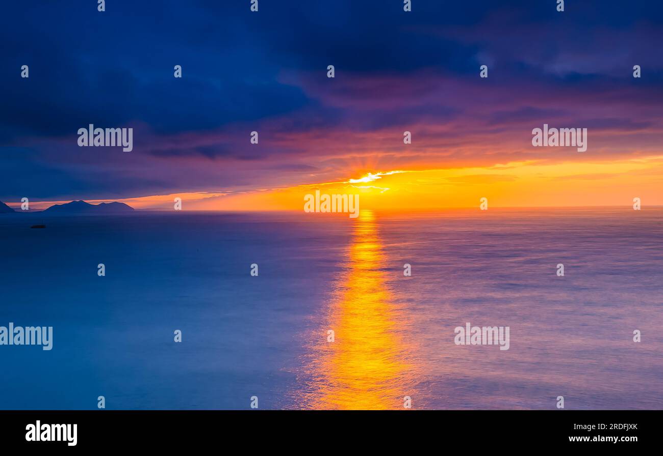 Foto des Sonnenuntergangs von La Galea (Getxo, Bizkaia) im Juli 2023. Stockfoto