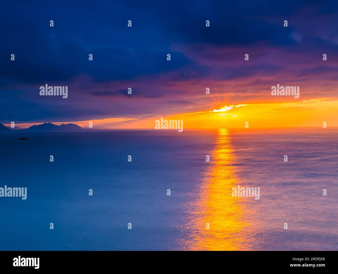 Foto des Sonnenuntergangs von La Galea (Getxo, Bizkaia) im Juli 2023. Stockfoto