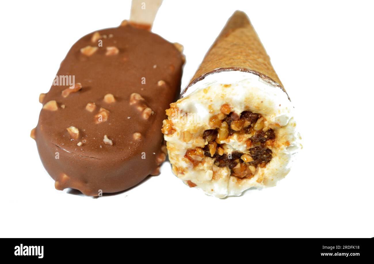 Eiscreme-Vanille-Teller mit Schokoladenstückchen, Nüssen und Karamell in knusprigen Waffeln und Vanilleeis, beschichtet und bedeckt Stockfoto