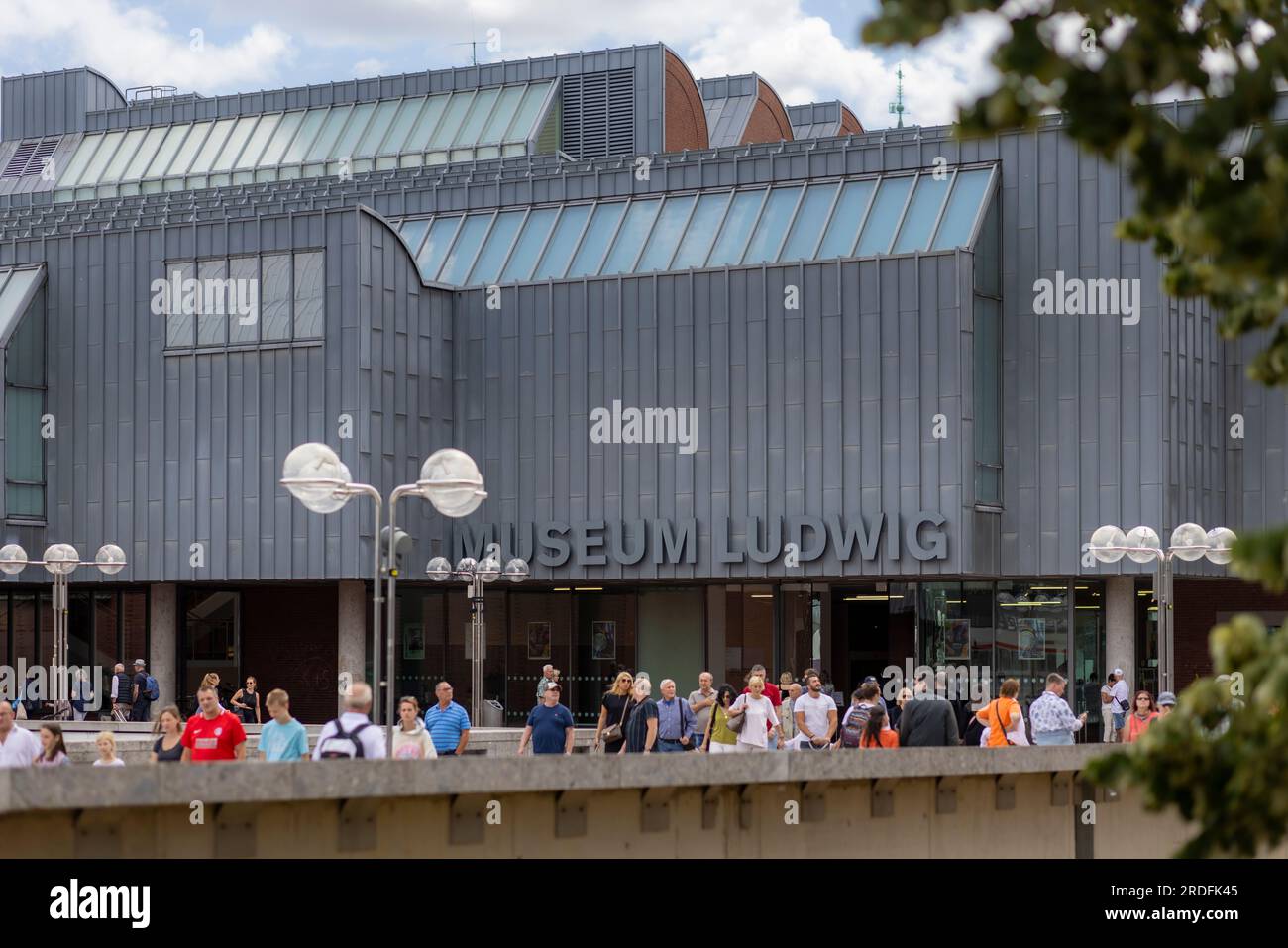 Touristen, die vor dem römisch-Germanischen Museum (RGM) in Köln spazieren gehen Stockfoto