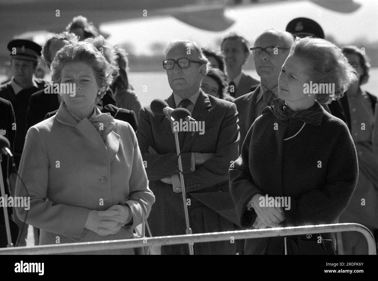 80-1728 MARGARET THATCHER UND LORD CARRINGTON MIT LADY MARY SOAMES BEI ...