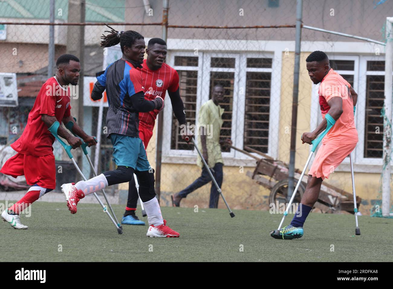 Die nigerianische Amputee-Fußballmannschaft hielt im Vorfeld des Afrikanischen Paralympischen Fußballturniers in Accra, Ghana, eine Trainingssitzung in Lagos ab. Lagos, Nigeria. Stockfoto