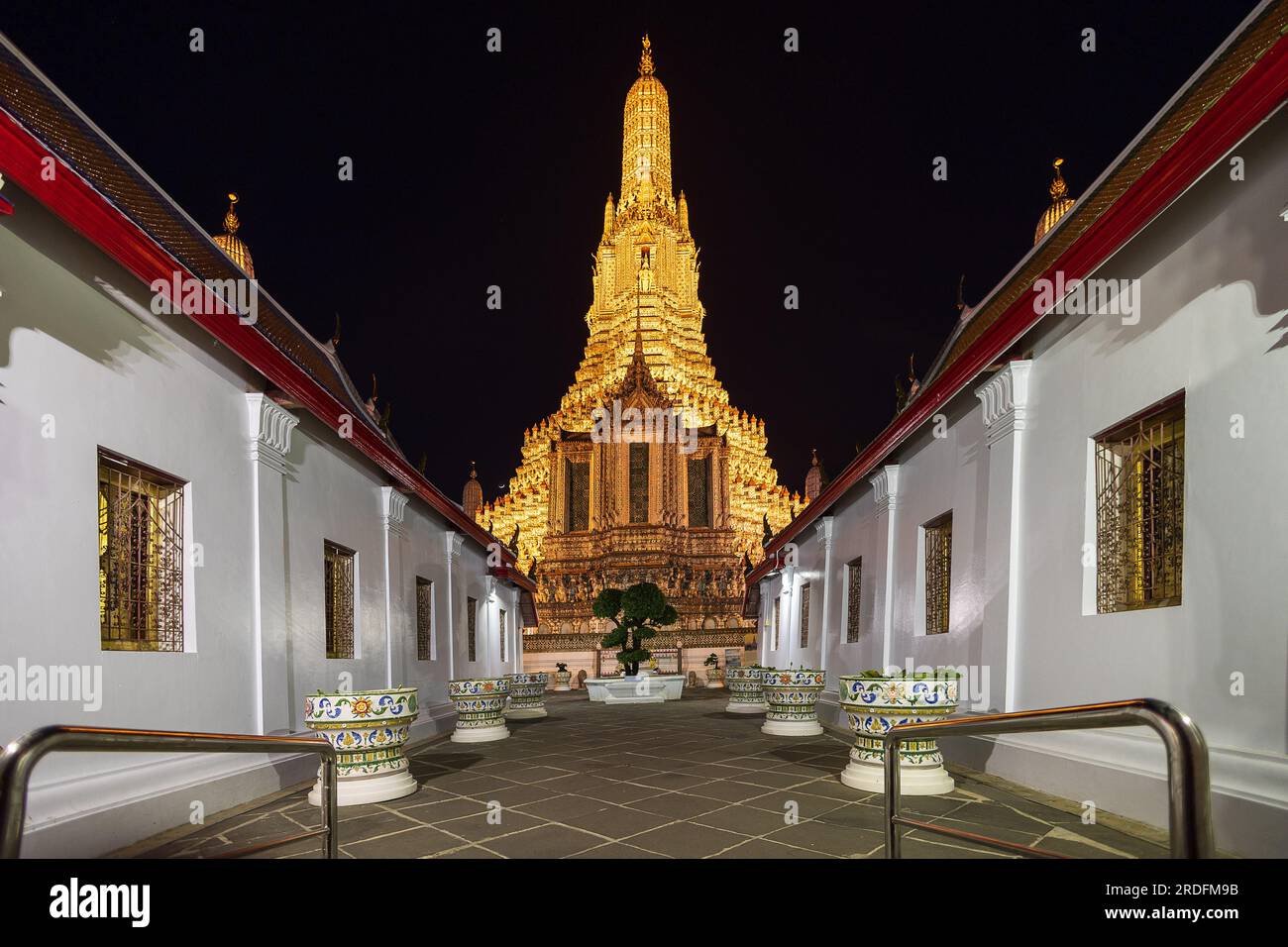 Beleuchteter alter buddhistischer Tempel Wat Arun in Bangkok Stockfoto