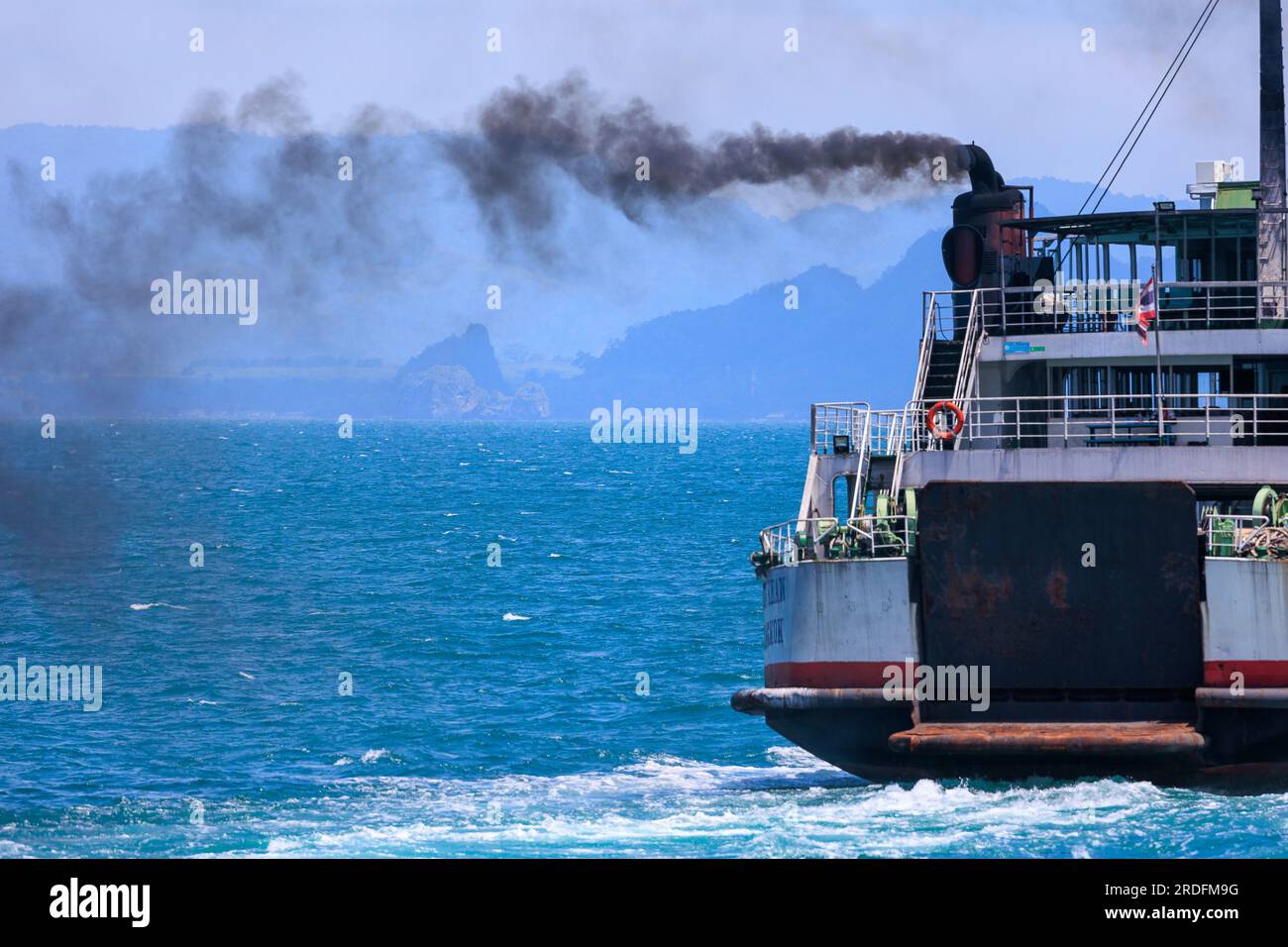 Fährboot, das dunklen, verschmutzten Rauch aussaugt, Thailand Stockfoto