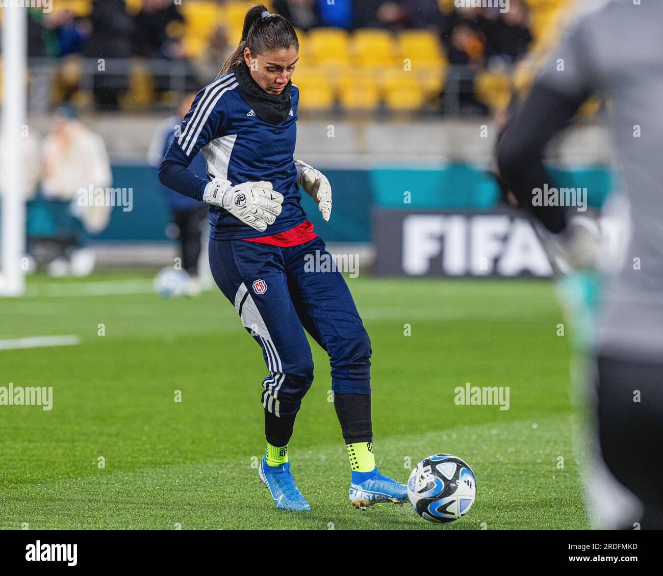 Wellington, Neuseeland. 21. Juli 2023. Priscilla Tapia von Costa Rica wärmt sich auf, bevor es beim FIFA Womens World Cup Gruppe C-Spiel 2023 zwischen Spanien und Costa Rica im Sky Stadium in Neuseeland losgeht (Kreditbild: ©James Foy/Alamy Live News) Stockfoto