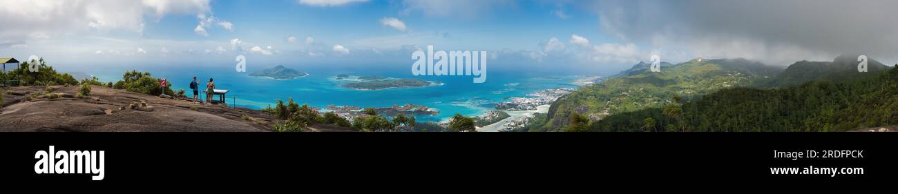 Großer Panoramablick über den Copolia Naturpfad, türkisfarbenes Wasser, Insel und sonnigen Tag. Mahe Seychellen Stockfoto
