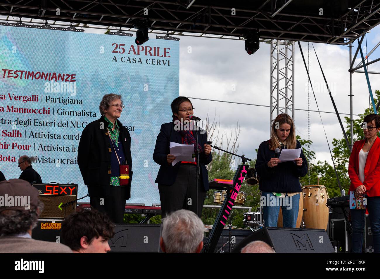 Gattatico, Reggio Emilia, Italien - 25. April 2023: Portrait von Teresa Vergalli und Zin Mar Aung, dem birmanischen Politiker, Aktivisten und ehemaligen politischen Politiker Stockfoto