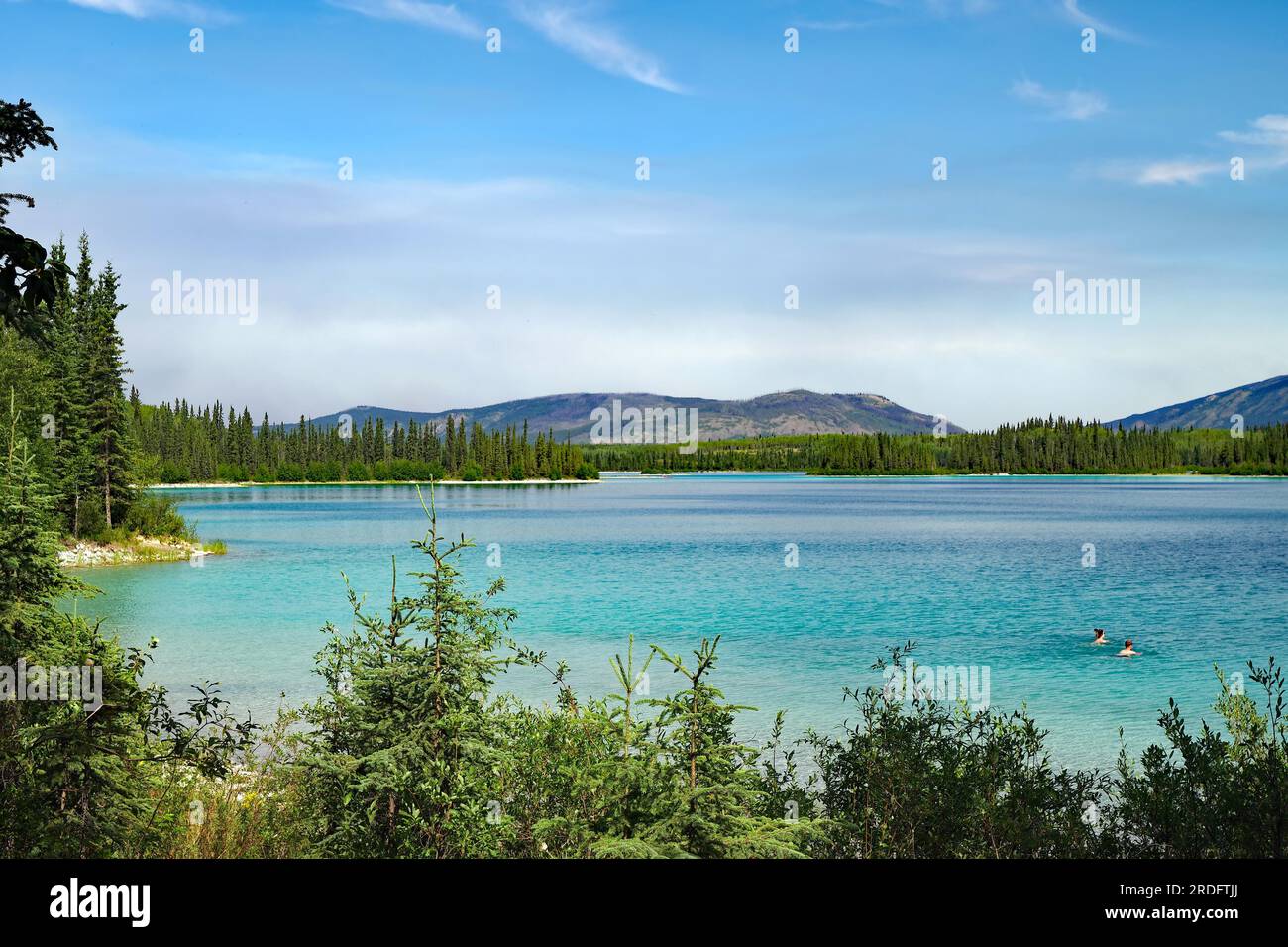 Transparenter, klarer See und zwei Personen im Wasser, Tourismus, Boya Provincial Park, Stewart Cessiar Highway, HW 37, British Columbia, Kanada Stockfoto