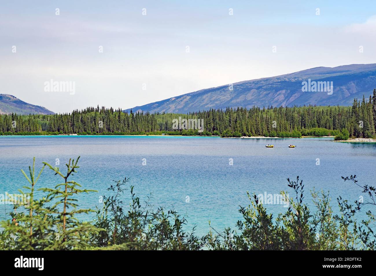 Transparenter See und kleine Boote, Boya Provincial Park, Stewart Cessiar Highway, HW 37, British Columbia, Kanada Stockfoto