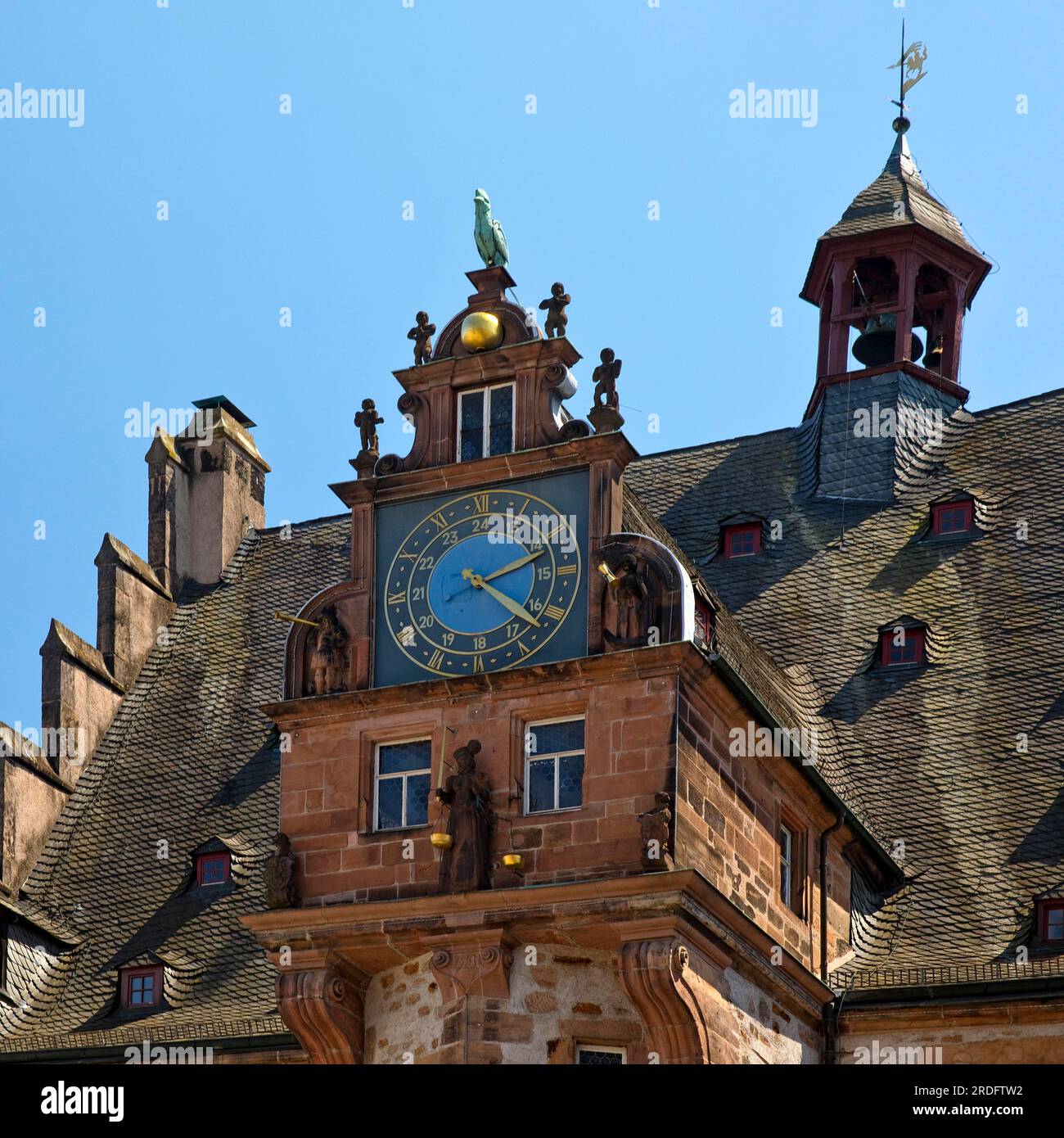 Renaissance-Giebel aus dem Jahre 1581 mit der Kunstuhr auf dem Treppenturm, historischem Rathaus, Marburg an der Lahn, Hessen, Deutschland Stockfoto
