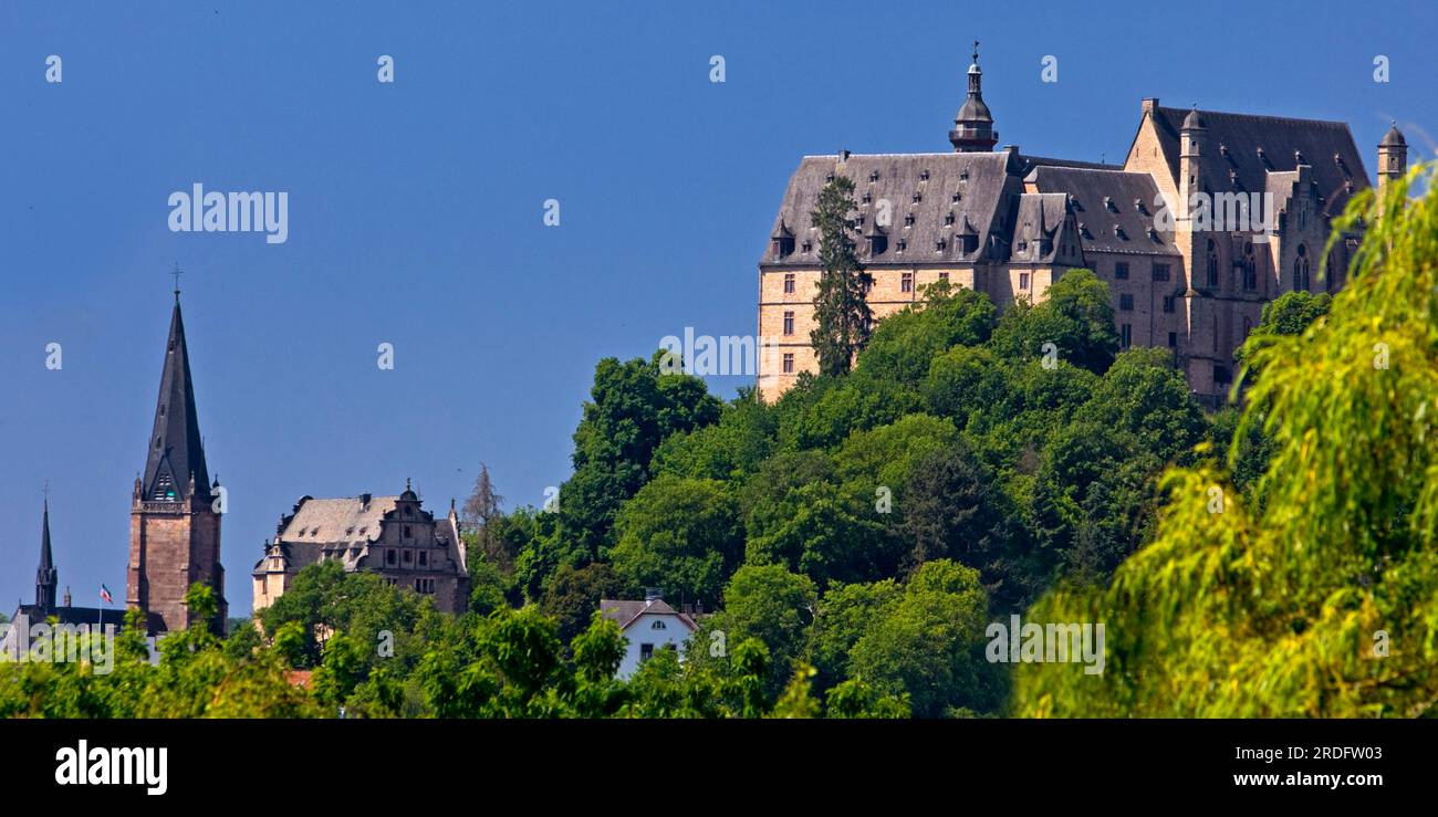 Das Schloss Landgrave am Schlossberg und die Lutherische Pfarrkirche St. Mary, Marburg an der Lahn, Hessen, Deutschland Stockfoto