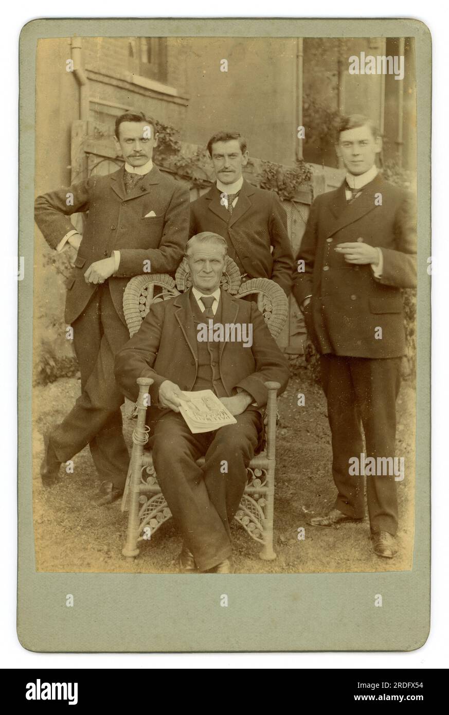 Originale edwardianische Kabinettskarte einer Gruppe viktorianischer Herren der Mittelklasse, draußen postiert für ein Gruppenporträt mit dem Pall Mall Magazin. Die Schrankkarte ist vom Oktober 1908, Großbritannien, datiert Stockfoto