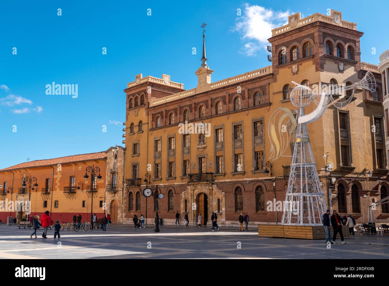 Das Stadtzentrum von Leon ist mit Weihnachtsdekorationen und Lichtern