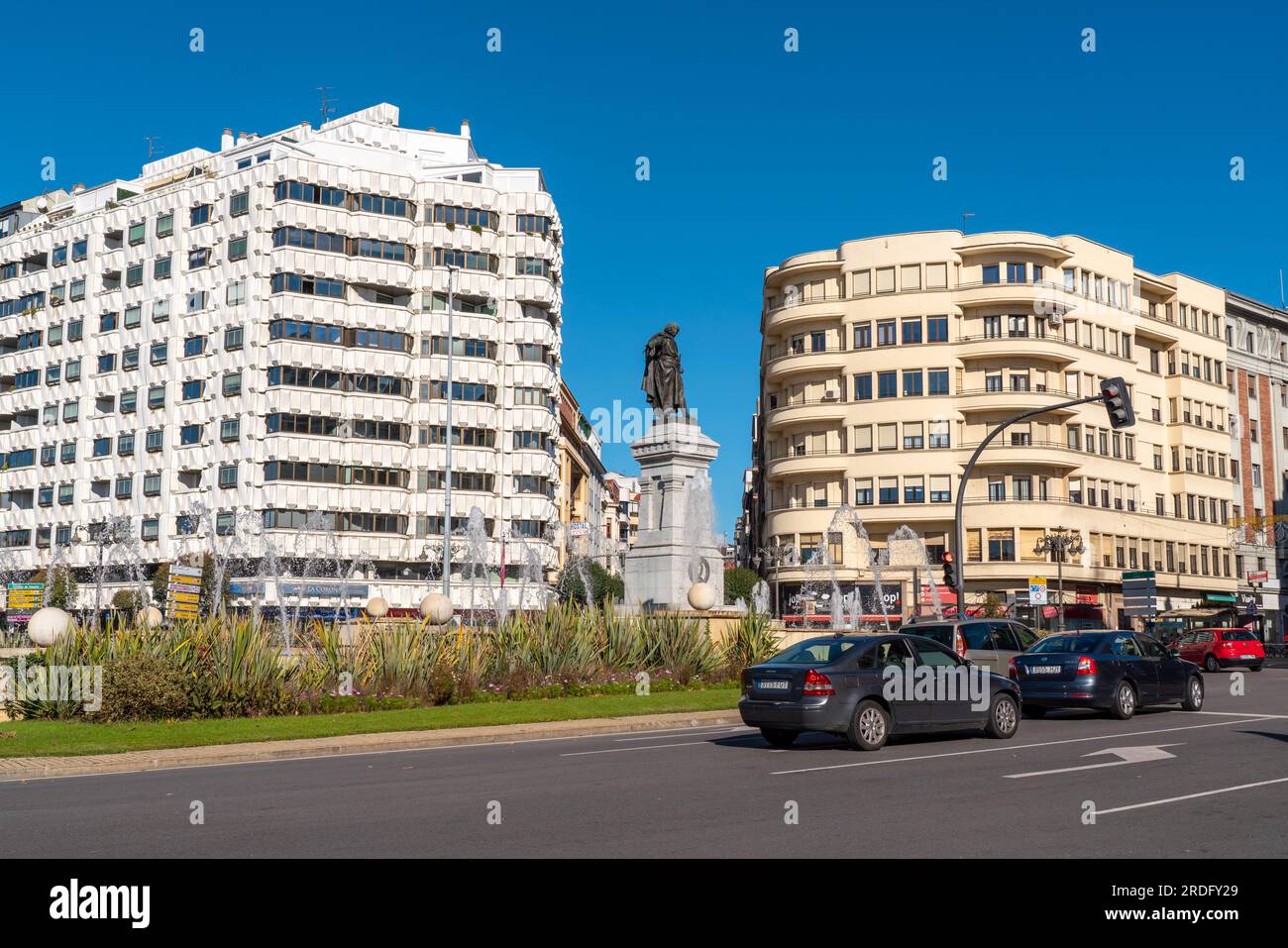 Blick auf Plaza Guzman El Bueno mit Brunnen und Denkmal für Guzmán el Bueno im Stadtzentrum von Leon. Stockfoto