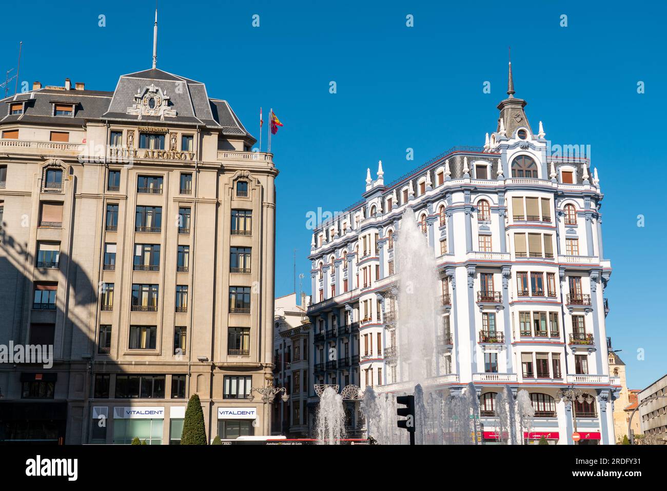 Blick auf Plaza Guzman El Bueno mit Brunnen und Denkmal für Guzmán el Bueno im Stadtzentrum von Leon. Stockfoto