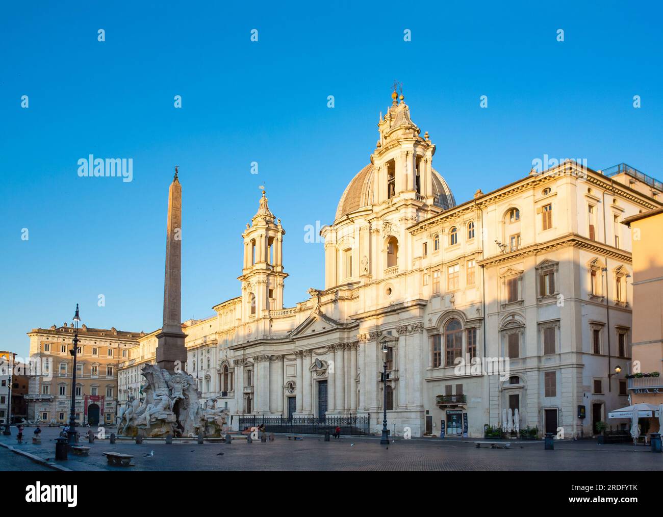 Rom, Latium, Italien, die Landschaft der Piazza Navona mit Sant'Agnese in Agone vom Brunnen „Fontana del Nettuno“ aus gesehen. Stockfoto