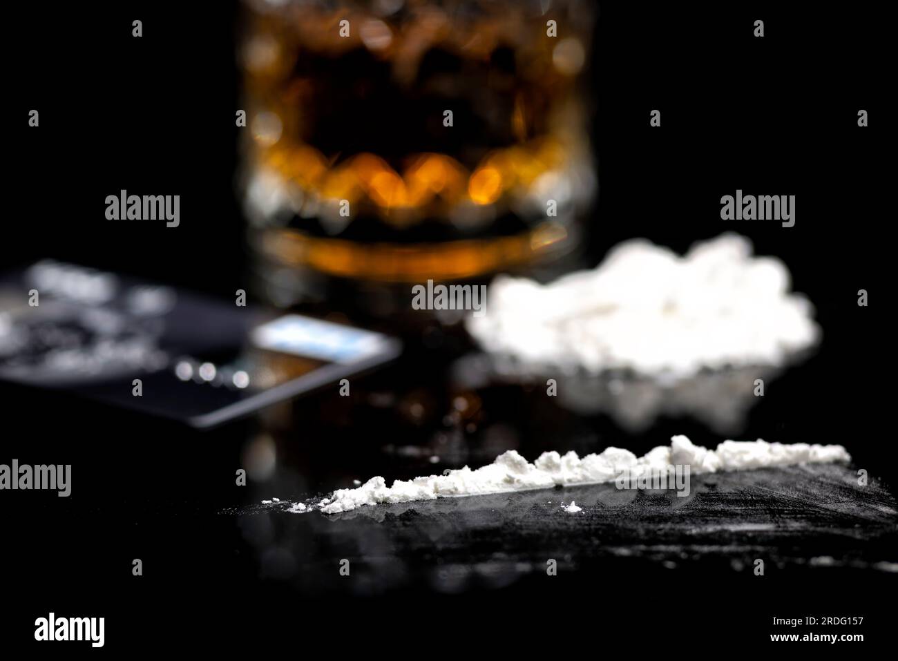 Weiße Kokain und schwarze Kreditkarte Stockfoto