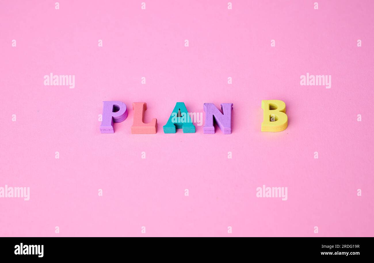 Der Ausdruck Plan B war mit bunten Holzbuchstaben auf pinkfarbenem Hintergrund verziert Stockfoto