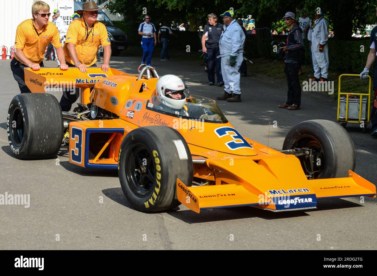 McLaren M16, bevor Sie beim Goodwood Festival of Speed 2013 den Hügel hochfahren. Das Auto, in dem Johnny Rutherford den 1974. Indianapolis 500 gewann Stockfoto