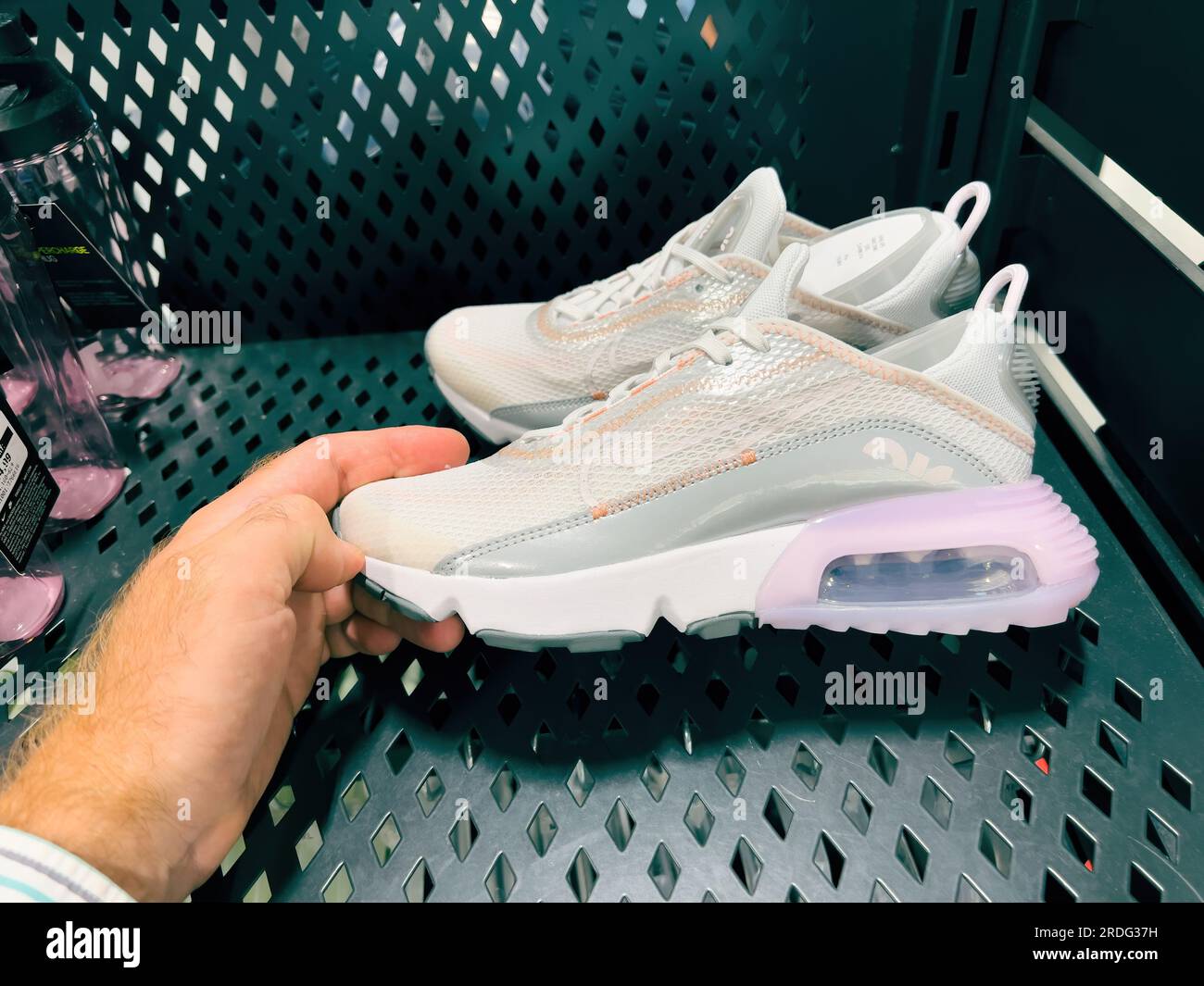 Roppenheim, Frankreich - 11. Juli 2023: POV männliche Einkäufe für neue Sneaker für Kinder, hergestellt von Nike in einem Nike Sports Store Stockfoto