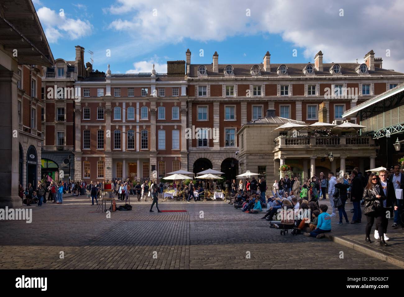 London, Großbritannien, September 29. 2022, Foto von Leuten, die einen Straßenkünstler in Covent Garden beobachten Stockfoto