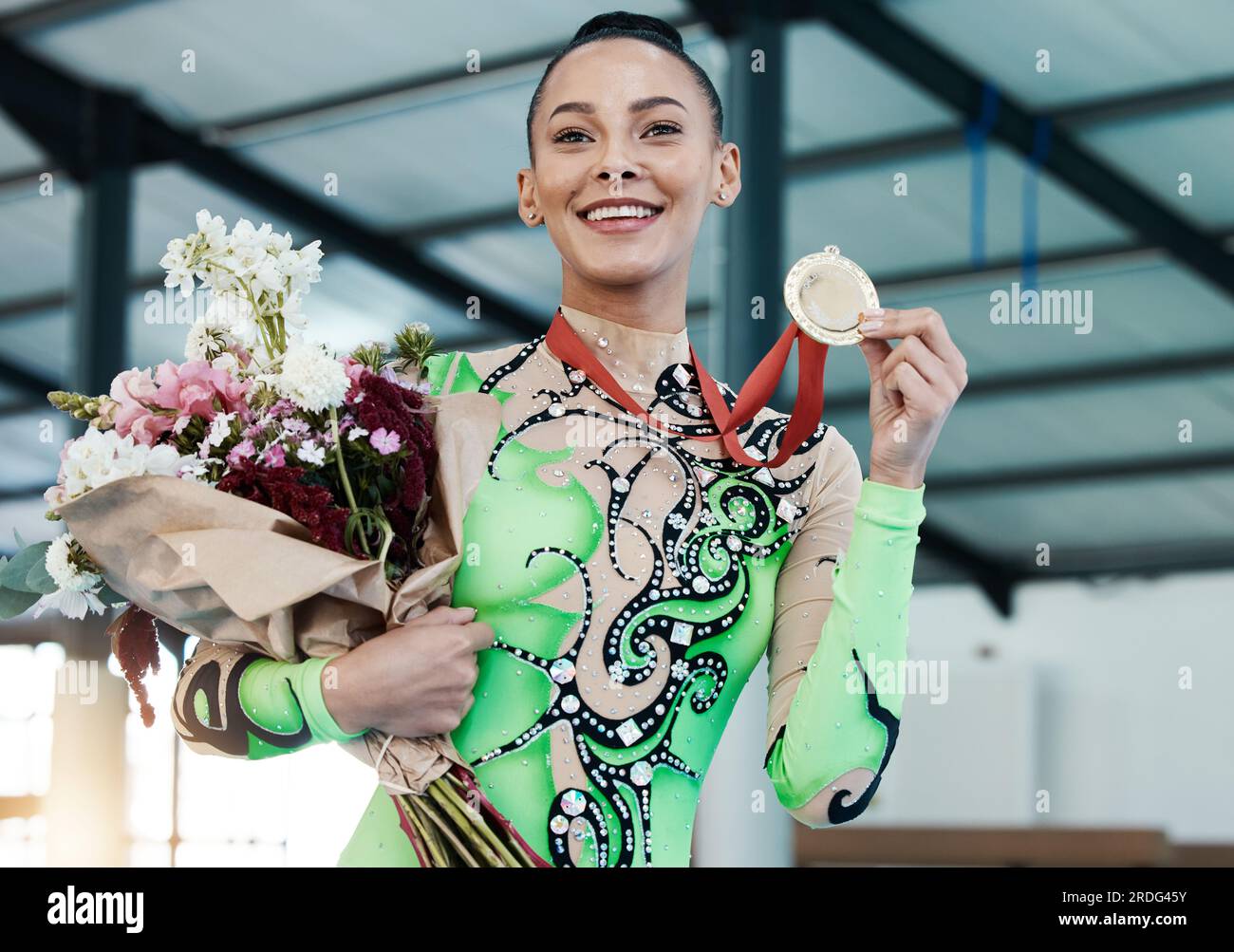 Glückliche Frau, Turnen und Sieger, Medaille und Blumen mit Feiern und siegreichen Sportwettbewerb. Preis, Belohnung und Bonus, weiblicher Champion weiter Stockfoto