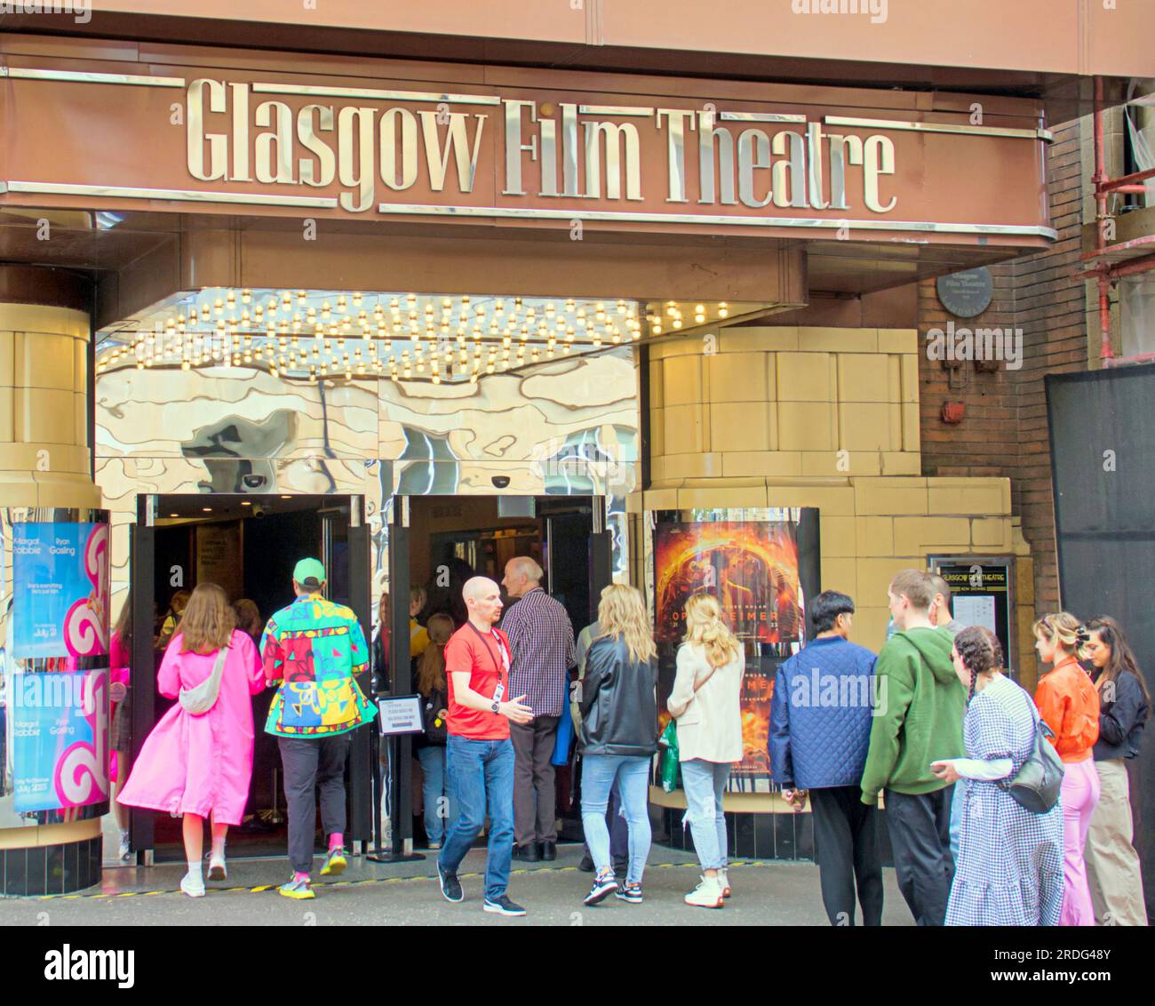 Glasgow, Schottland, Vereinigtes Königreich 21. Juli 2023. Barbie und oppenheimer sahen das Glasgow-Kino, als die Fans die sauchiehall Street vom Kino in der Rose Street überquerten, während das Fieber die Stadt erreichte und viele für diesen Anlass gepinkelt wurden. Credit Gerard Ferry/Alamy Live News Stockfoto