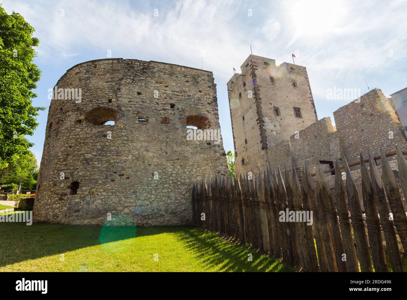 Barbican und Turmhaus von Kinizsi var (Schloss Kinizsi) stammen aus dem späten 14. Jahrhundert, Nagyvazsony, Ungarn Stockfoto