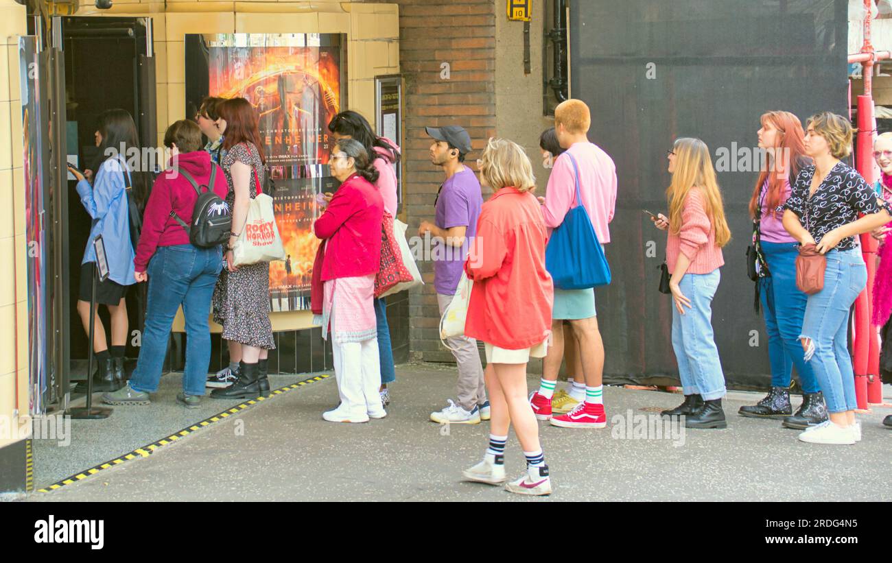 Glasgow, Schottland, Vereinigtes Königreich 21. Juli 2023. Barbie und oppenheimer sahen das Glasgow-Kino, als die Fans die sauchiehall Street vom Kino in der Rose Street überquerten, während das Fieber die Stadt erreichte und viele für diesen Anlass gepinkelt wurden. Credit Gerard Ferry/Alamy Live News Stockfoto