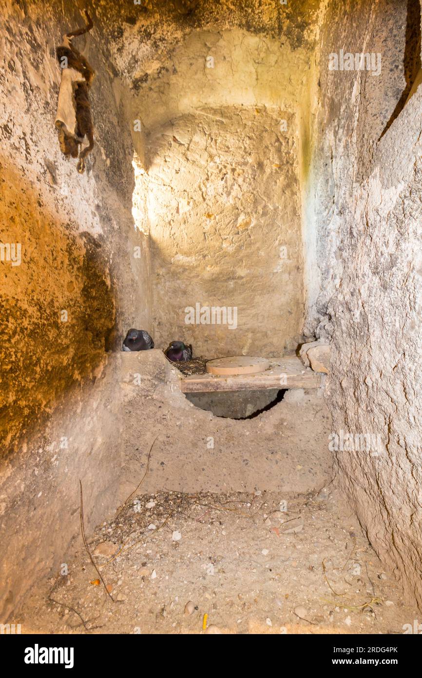 Die Toilette von Kinizsi var (Burg Kinizsi) stammt aus dem späten 14. Jahrhundert, Nagyvazsony, Ungarn Stockfoto