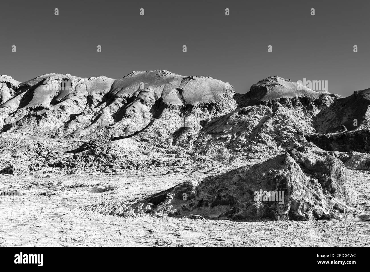 Schwarzweißfoto von Felsformationen in vallecito in der Wüste Atacama Stockfoto
