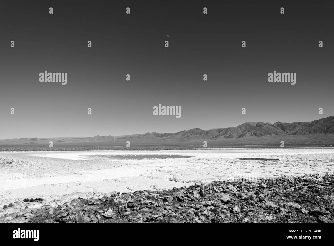 Schwarzweißfoto der Landschaft an den versteckten Lagunen von Baltinache in der Wüste Atacama Stockfoto