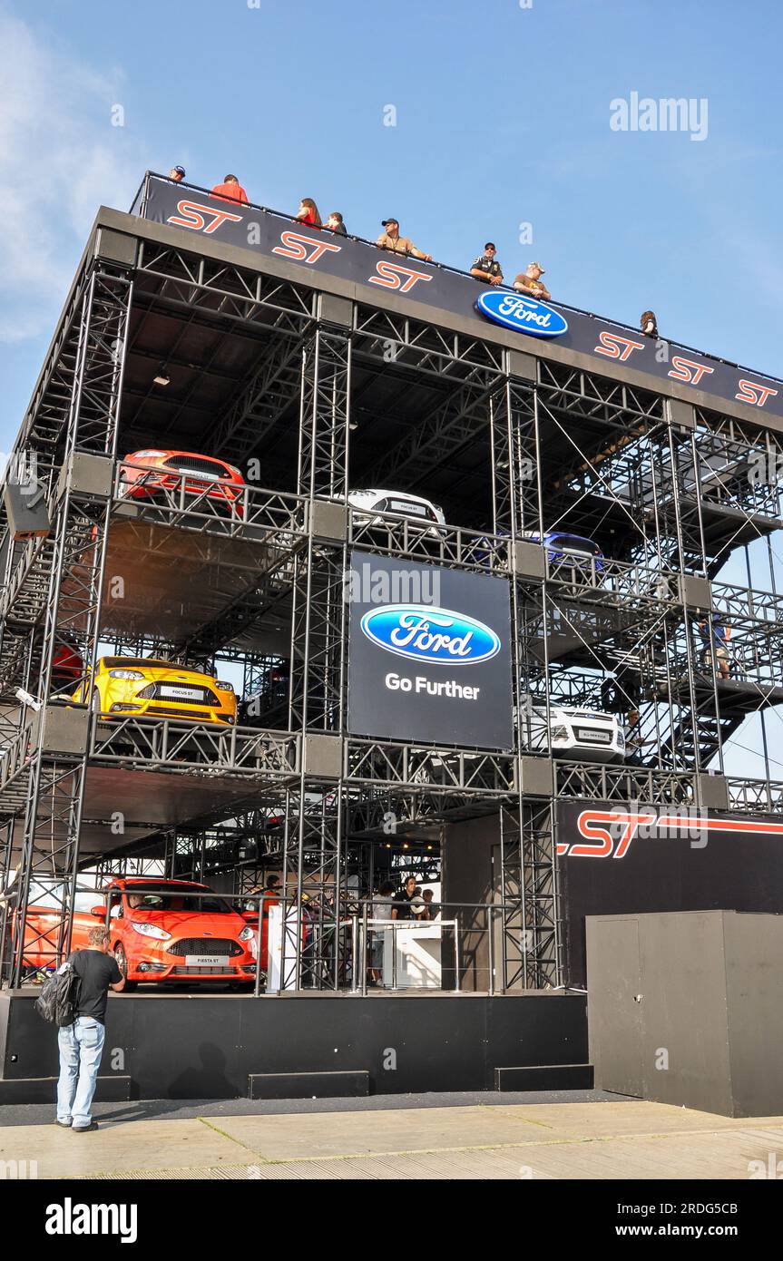 Ford ST gestapelt beim Goodwood Festival of Speed 2013. Hohe temporäre Struktur, die zur Darstellung von Fahrzeugen der Marke Ford ST gebaut wurde. Die Etagen des Ausstellungsraums sind offen Stockfoto