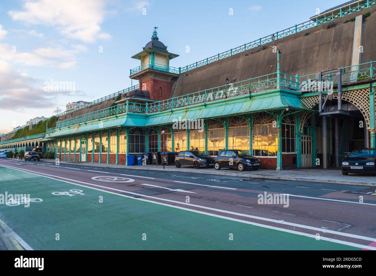 Brighton, Großbritannien - Dezember 1. 2022: Sonnenlicht reflektiert die Madeira Shelter Hall und den Lift, der seit 1999 der Veranstaltungsort der Concorde 2 ist. Stockfoto