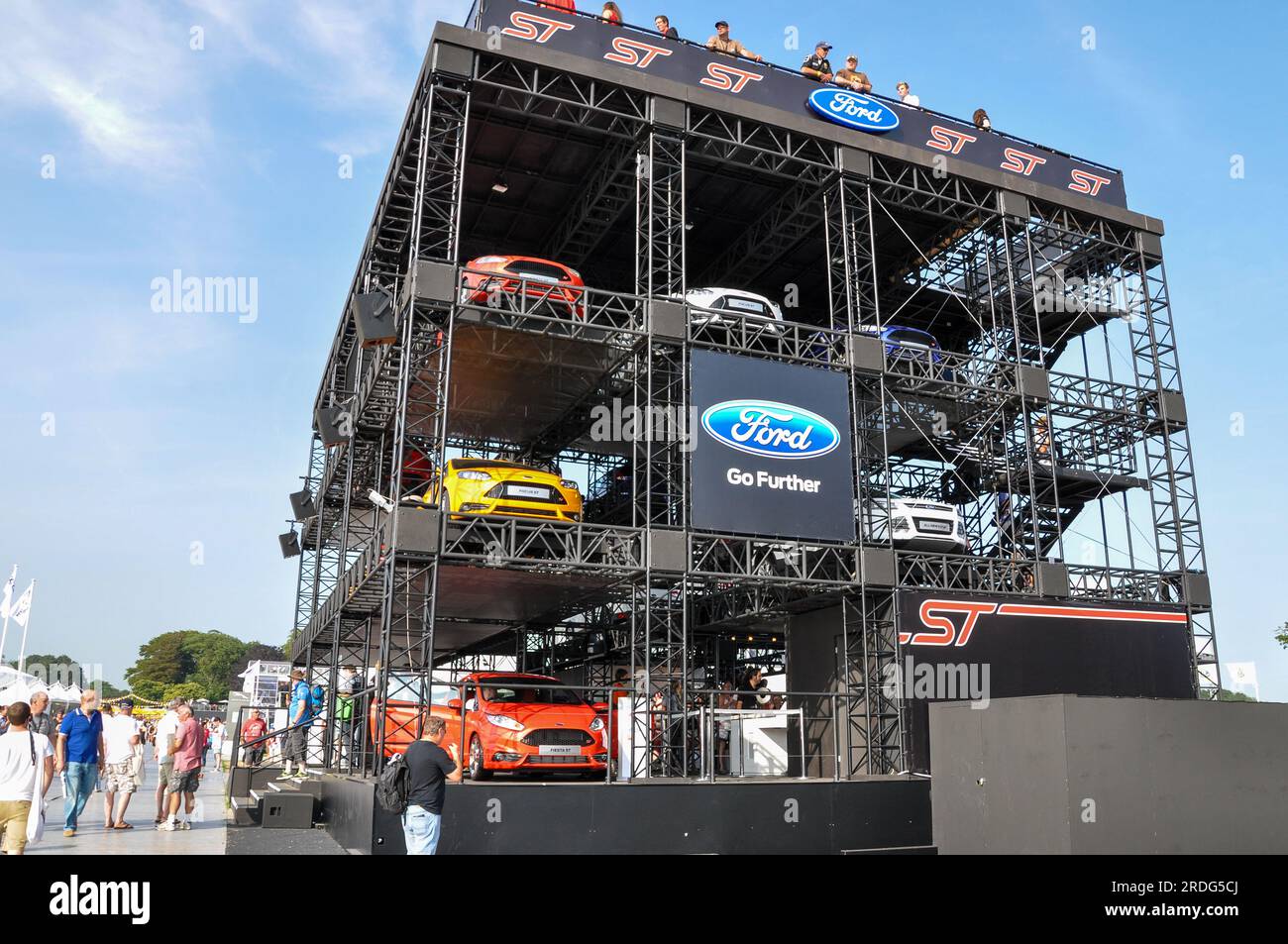 Ford ST gestapelt beim Goodwood Festival of Speed 2013. Hohe temporäre Struktur, die zur Darstellung von Fahrzeugen der Marke Ford ST gebaut wurde. Die Etagen des Ausstellungsraums sind offen Stockfoto