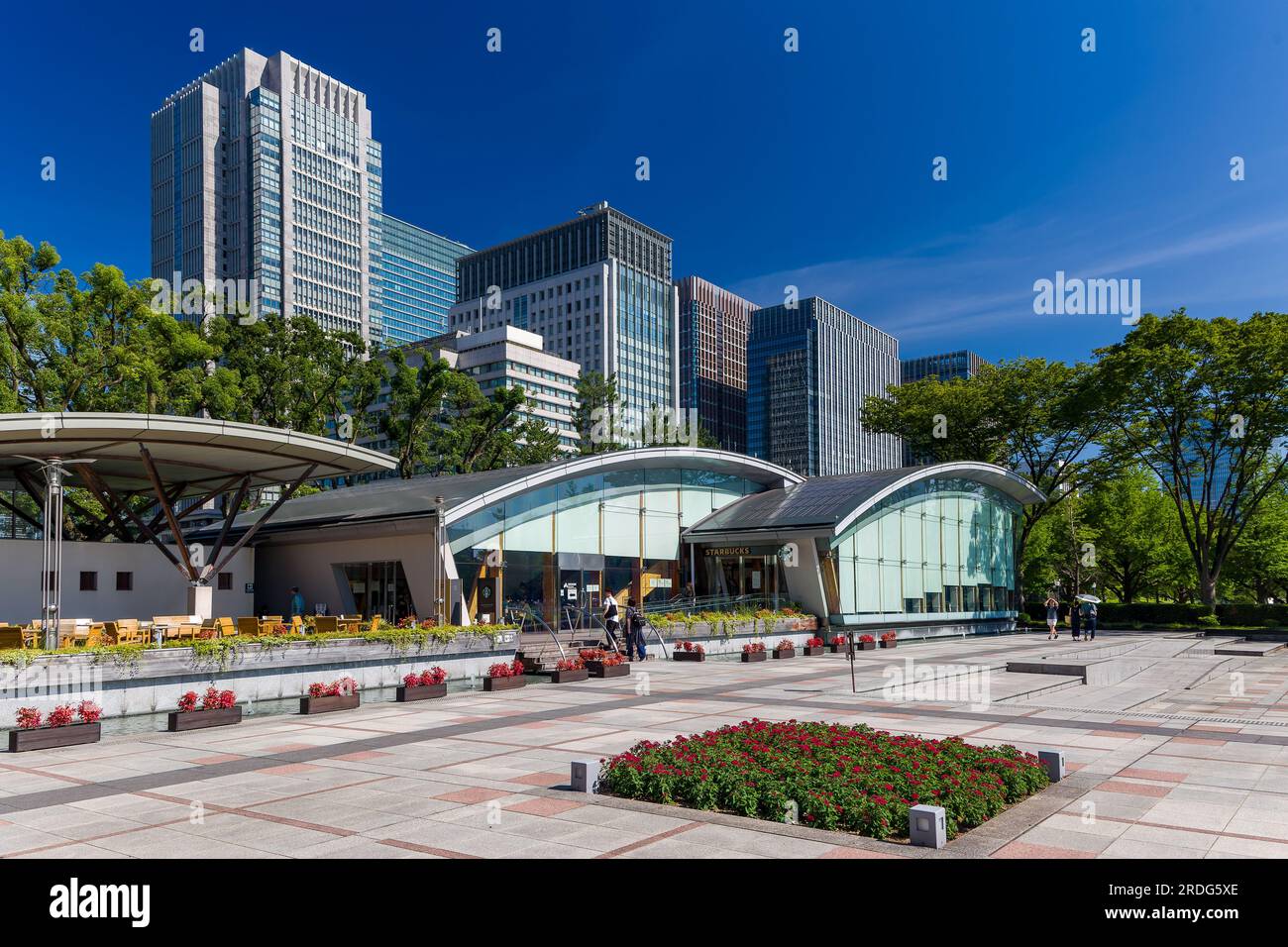 TOKIO, JAPAN - JULI 16 2023: In der Nähe von verlassenen Straßen und Straßen im Zentrum von Tokio, da die Bevölkerung sich vor dem heißen Sommerwetter in Innenräumen schützt. Stockfoto
