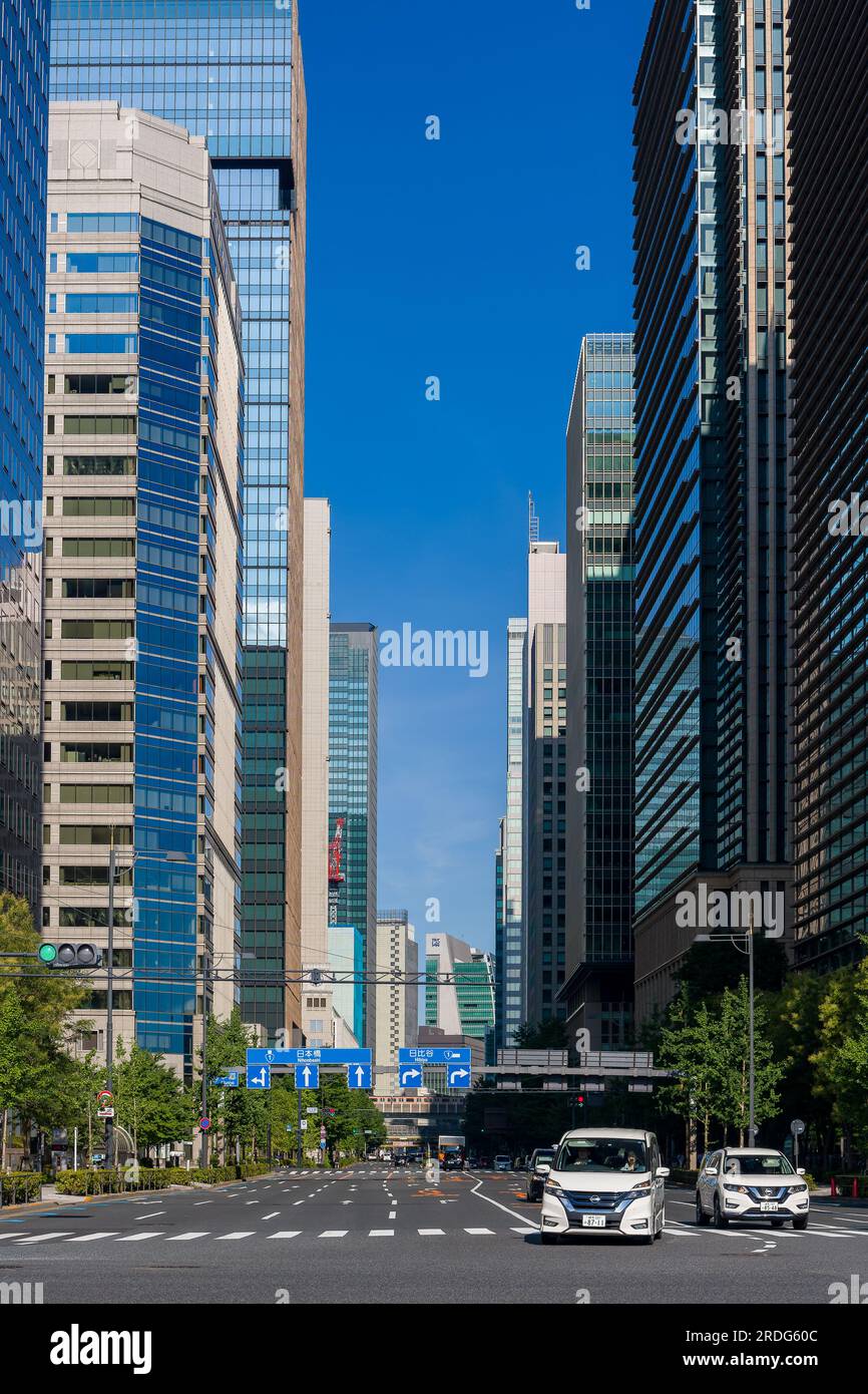 TOKIO, JAPAN - JULI 16 2023: In der Nähe von verlassenen Straßen und Straßen im Zentrum von Tokio, da die Bevölkerung sich vor dem heißen Sommerwetter in Innenräumen schützt. Stockfoto