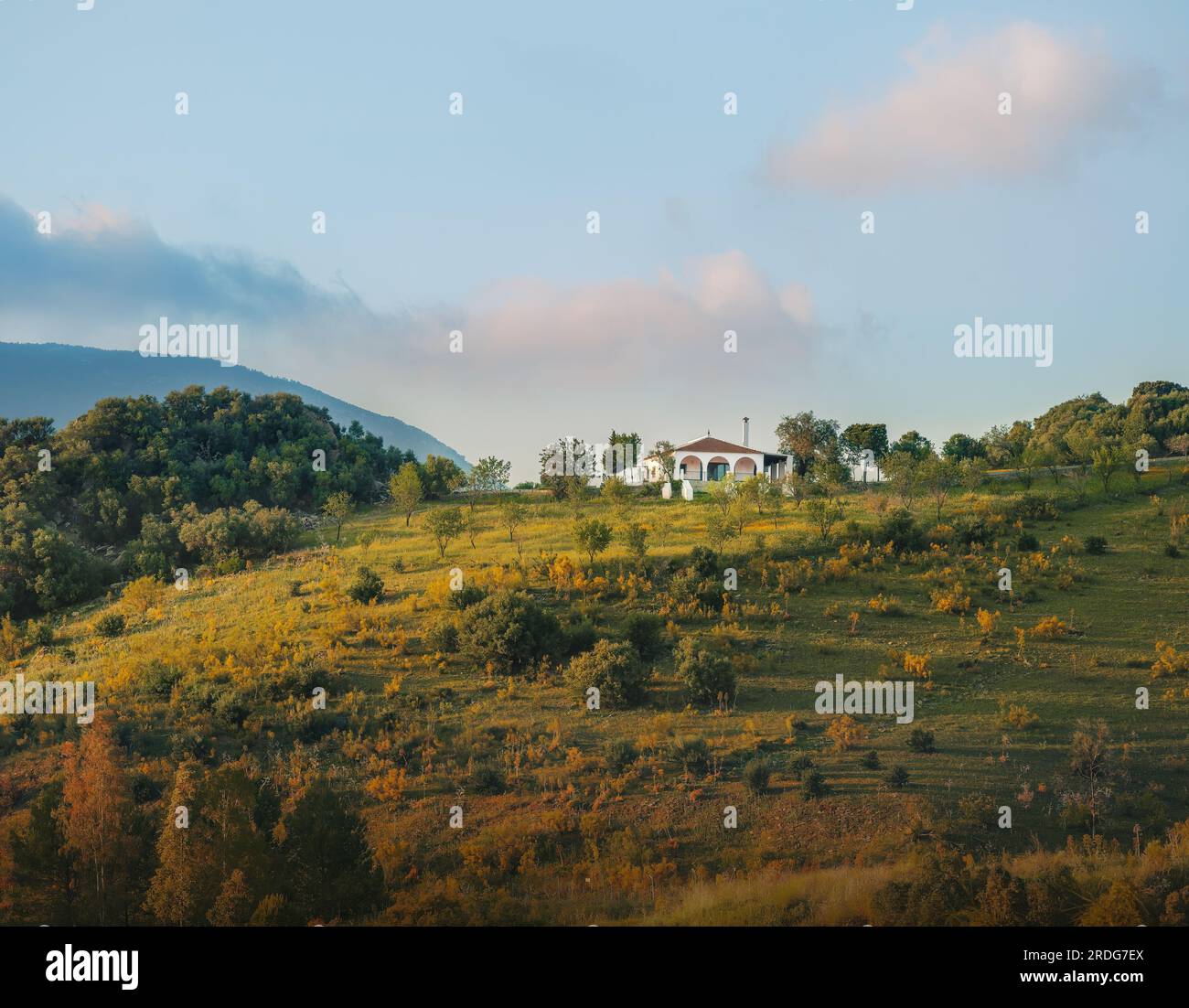 Veranda Weißes Haus auf einem Hügel - Zahara de la Sierra, Andalusien, Spanien Stockfoto