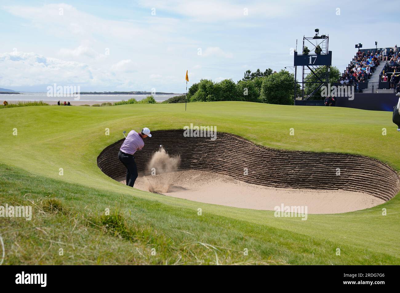 Englands Justin Rose kommt am 17. Aus einem Bunker, am 2. Tag der Open im Royal Liverpool, Wirral. Bilddatum: Freitag, 21. Juli 2023. Stockfoto