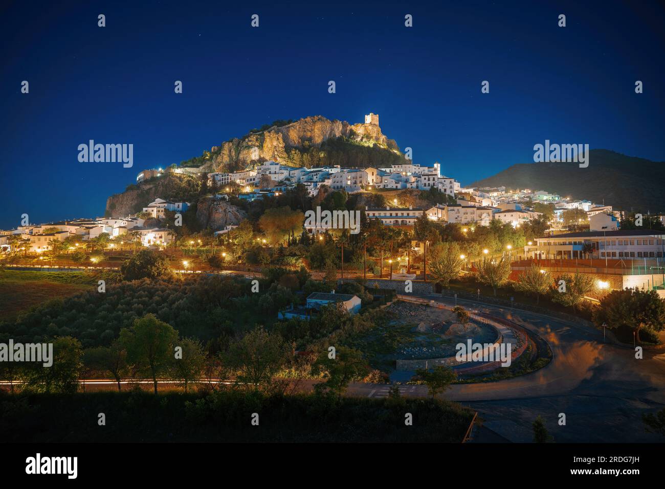 Skyline von Zahara de la Sierra bei Nacht - Zahara de la Sierra, Andalusien, Spanien Stockfoto