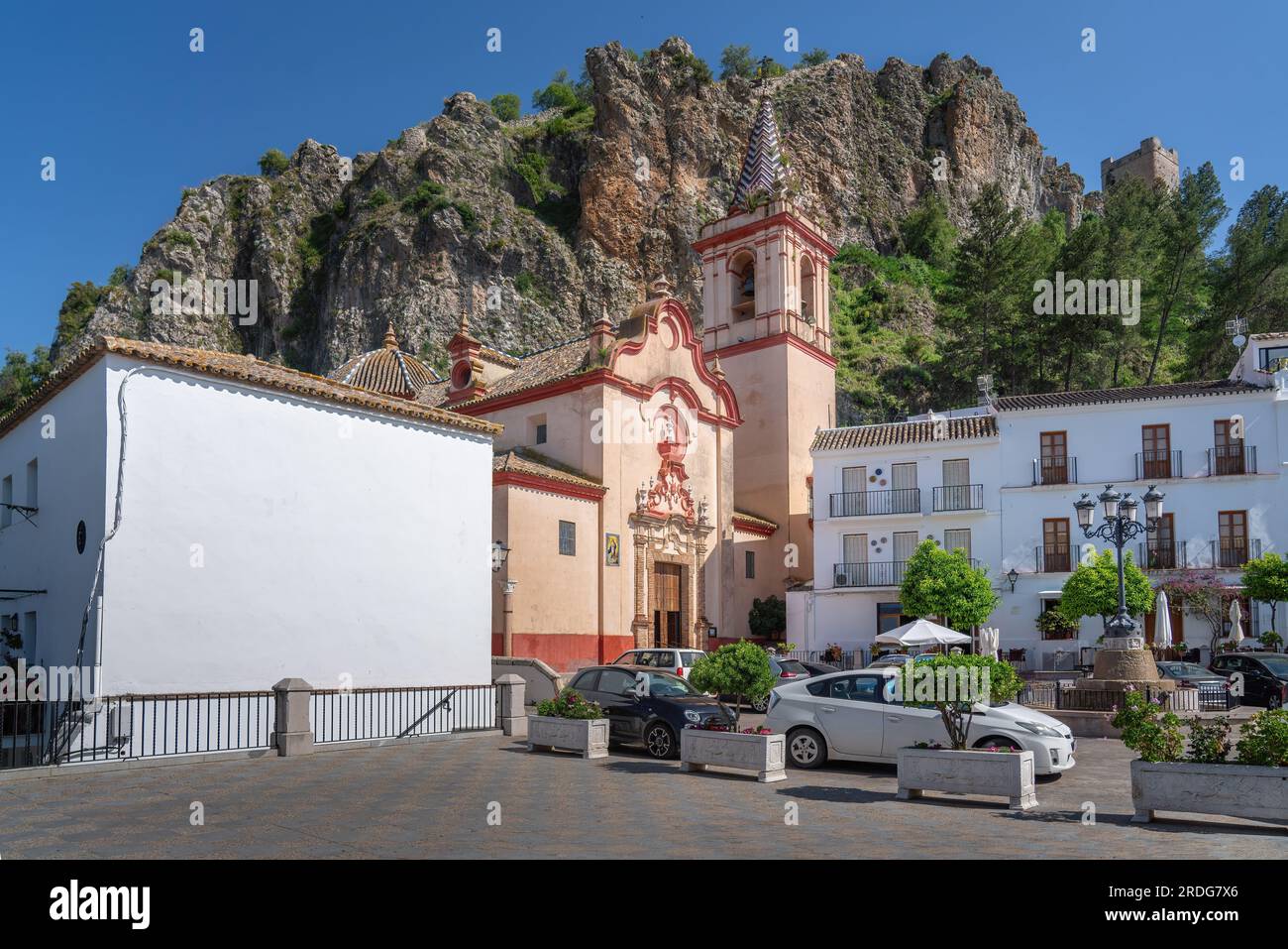 Kirche Santa Maria de la Mesa und Burgturm Zahara de la Sierra - Zahara de la Sierra, Andalusien, Spanien Stockfoto