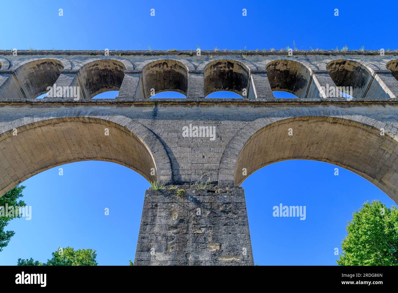 Das Saint-Clément Aquädukt von Montpellier verbindet die Grande Source in Saint-Clément-de-Rivière mit dem Wasserturm an der Promenade du Peyrou in Montpellier Stockfoto