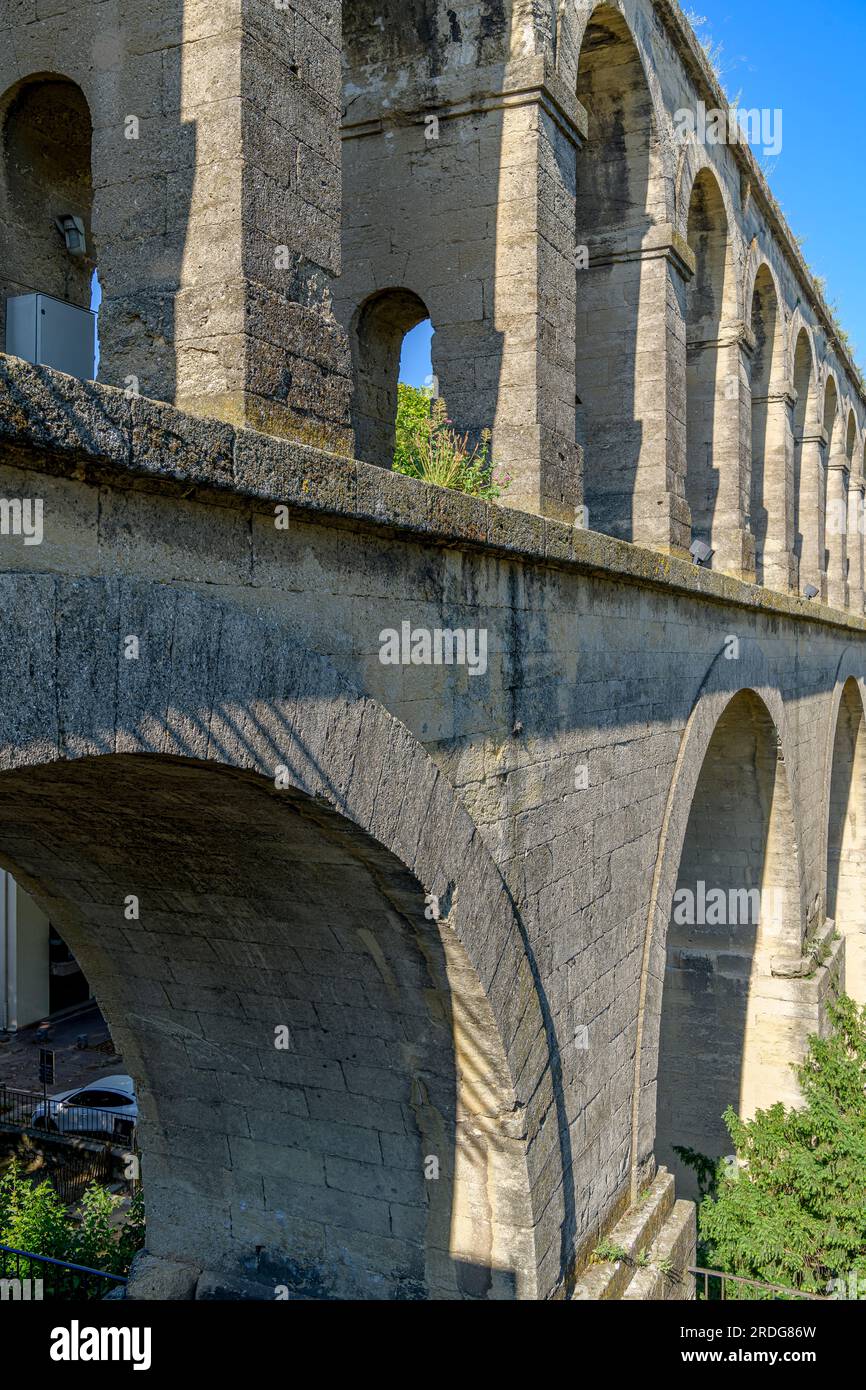 Das Saint-Clément Aquädukt von Montpellier verbindet die Grande Source in Saint-Clément-de-Rivière mit dem Wasserturm an der Promenade du Peyrou in Montpellier Stockfoto