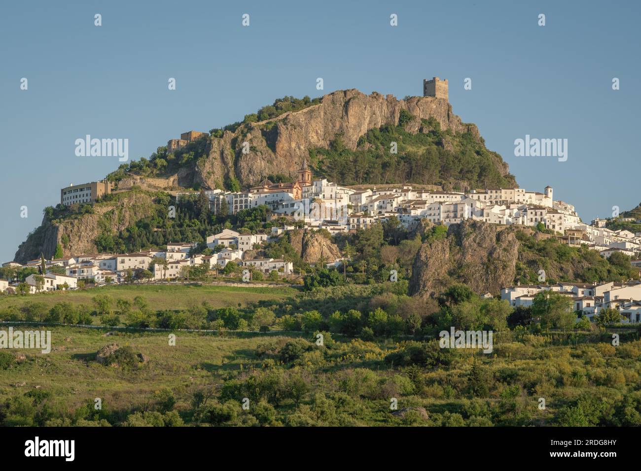 Zahara de la Sierra Skyline mit weißen Häusern und Burgturm - Zahara de la Sierra, Andalusien, Spanien Stockfoto