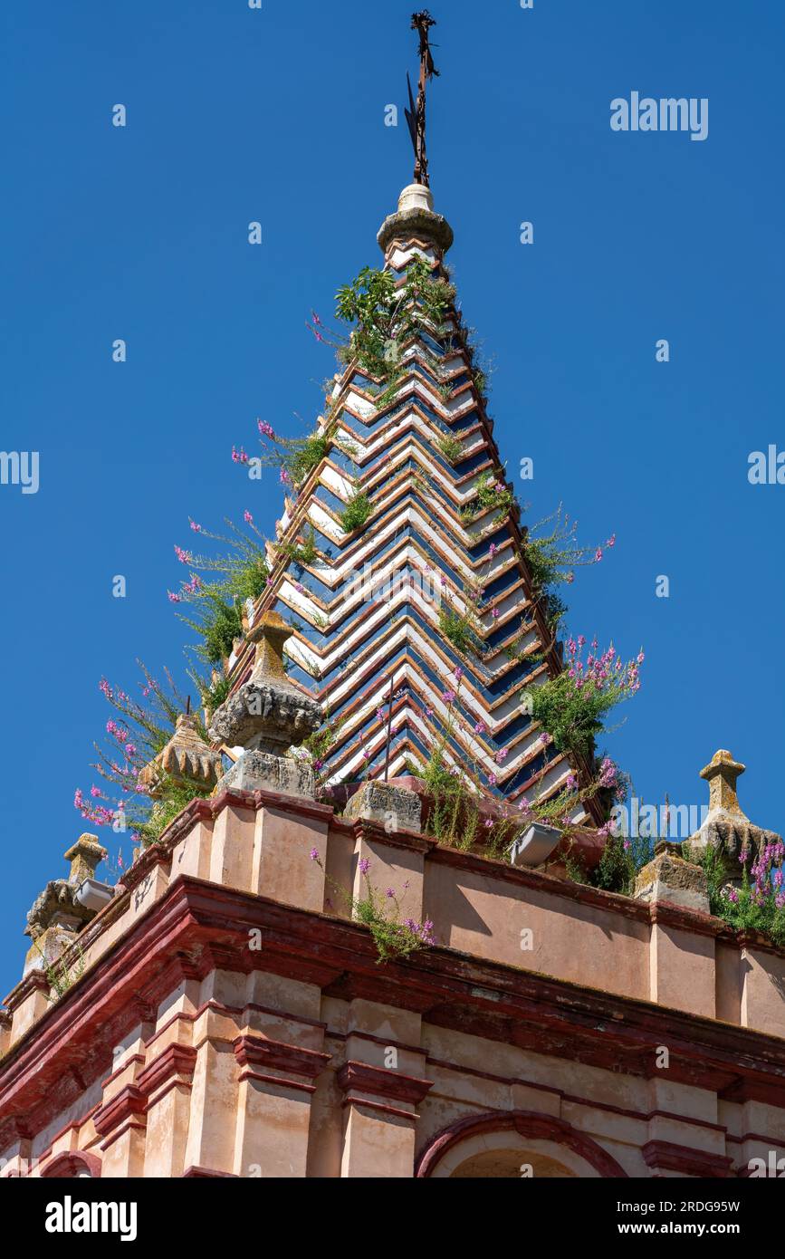 Kirchenturm Santa Maria de la Mesa - Zahara de la Sierra, Andalusien, Spanien Stockfoto