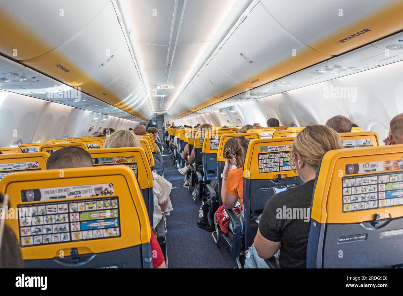 Innenraum des Flugzeugs von Ryanair mit Passagieren Stockfoto