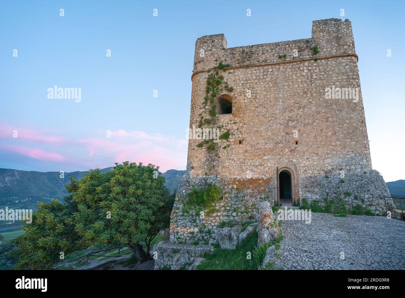 Zahara de la Sierra Castle Tower bei Sonnenuntergang - Zahara de la Sierra, Andalusien, Spanien Stockfoto